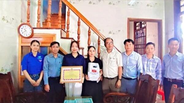 LÃNH ĐẠO XÃ BA DINH THĂM HỎI CHÁU NGUYỄN THỊ VY ĐẠT THỦ KHOA TOÀN QUỐC KHỐI X70, NIỀM TỰ HÀO CỦA QUÊ HƯƠNG